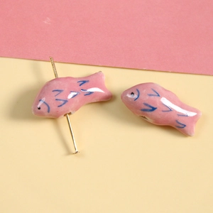 Detail einer rosa Keramik-Koi-Fischperle mit handgemalten Schuppen und glatter Glasur
