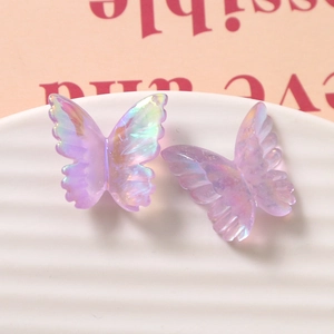 Vista macro di farfalle in resina viola cangiante per bricolage e accessori per capelli
