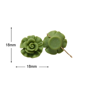 Détail d'une rose en résine vert olive mat de 18mm avec tige de boucle d'oreille dorée