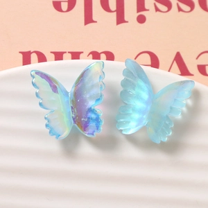 Dettaglio macro di farfalle in resina blu cangiante su vassoio in ceramica bianca
