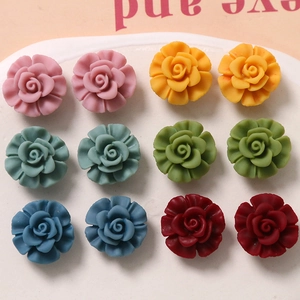 Vue macro de breloques roses en résine mate de 18mm en six couleurs pour bijoux DIY