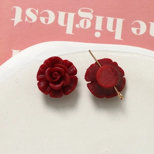 Détails avant et arrière de roses en résine mate 18 mm avec tige en métal et pétales