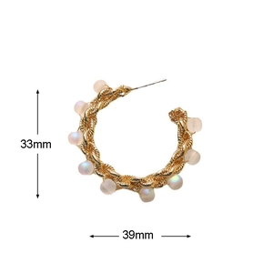 Dettaglio orecchino a C intrecciato dorato con perline, misure 33mm di altezza e 39mm