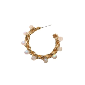 Orecchini a cerchio a C in corda intrecciata dorata con perle colorate retro chic