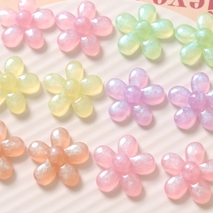 Vue de dessus de fleurs de prunier en résine translucide avec paillettes pour le bricolage