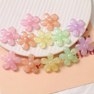 Breloques fleurs en résine à cinq pétales scintillantes en diverses couleurs macaron