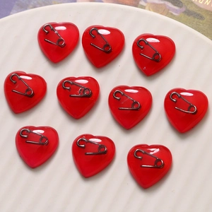 10er-Set rote Herzanhänger aus Harz mit schwarzen Metallnadeln für DIY-Schmuckdesign