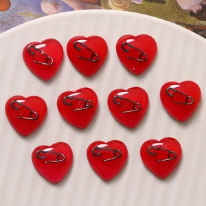 Details von roten Herz-Harz-Anhängern mit schwarzen Sicherheitsnadeln für DIY-Schmuck