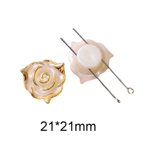 Vue détaillée des breloques roses DIY 21mm crème avec bord doré et broches