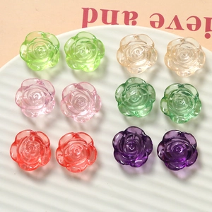 Gros plan de perles roses en résine translucide pour la création de bijoux DIY