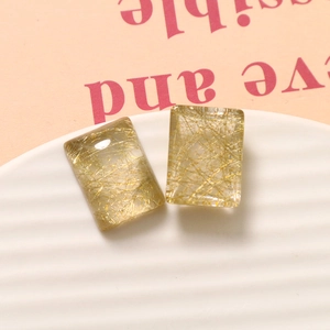 Macro-opname van rechthoekige hars bedeltjes met gouden haarstructuur voor DIY-sieraden