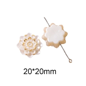 Vue macro de la perle fleur blanche 20mm avec bord doré et dos plat pour bijoux DIY