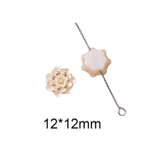 Vue détaillée des perles fleurs nacrées de 12mm avec bords dorés pour bijoux DIY