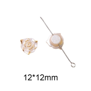 Détail de l'accessoire DIY rose crème 12x12mm avec bordure dorée et trou métallique