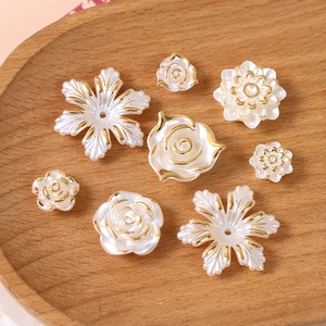 Charmantes fleurs en résine perlée avec bords dorés dans un plateau pour bijoux DIY