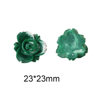 Détail recto verso de roses en résine 23mm vert et blanc pour accessoires DIY