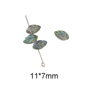 Macro-opname van iriserende harsbladkralen 11x7mm met AB-coating voor DIY-sieraden