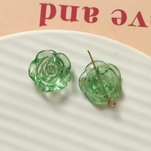 Détail macro d'une rose en résine verte avec tige métallique pour bijoux DIY