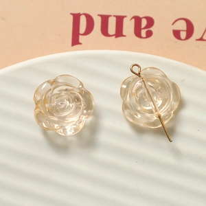 Macro d'une rose en résine champagne translucide avec des détails sculptés complexes
