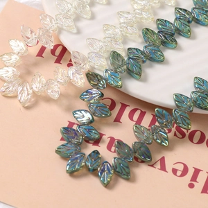 Detailopname van kleurrijke iriserende harsblaadjes voor het maken van DIY-sieraden