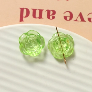 Gros plan de roses en résine vert clair avec tige métallique pour bijoux DIY