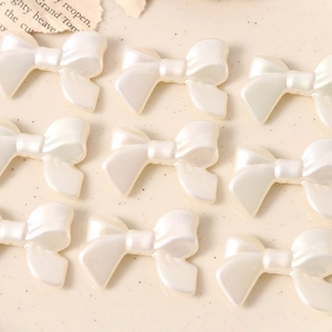 Elegantes lazos de resina perlada crema para manualidades DIY y accesorios hechos a mano