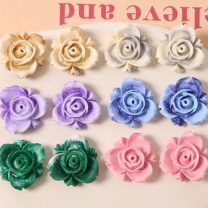 Macro à plat de breloques roses en résine tie-dye avec texture marbre pour bijoux DIY