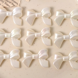 Primer plano de lazos de resina perlada blanco crema para joyas DIY y fundas