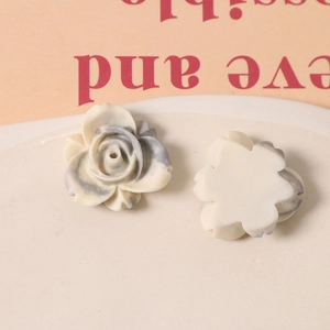 Détail macro de breloques roses en résine marbrée avec dos plat pour loisirs créatifs