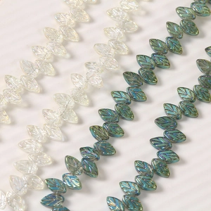 Macro-opname van iriserende hars bladkralen met nerven voor DIY-sieraden maken