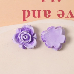Vue détaillée de pétales de rose en résine mate violette pour accessoires bijoux DIY