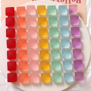 Gros plan de carrés de résine mate de 15mm pour bijoux DIY et accessoires de cheveux