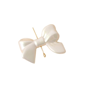 Componente de joyeria lazo blanco perlado con conector dorado para manualidades