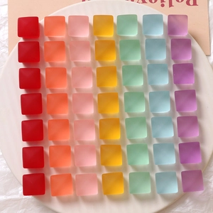 Gros plan de carrés de résine mate arc-en-ciel de 15 mm pour la fabrication de bijoux