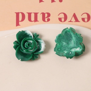 Vue détaillée de roses en résine tie-dye vert et blanc pour accessoires de bijoux DIY