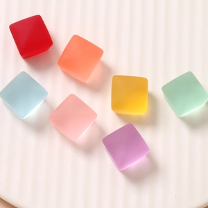 Cubes colorés en résine mate de 15 mm en couleurs assorties pour bijoux DIY