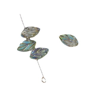 Mini iriserende AB hars blad hangers voor DIY oorbellen en haarspelden op wit