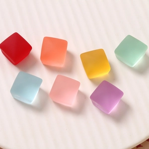 Perles carrées colorées de 15mm en résine givrée pour la création de bijoux