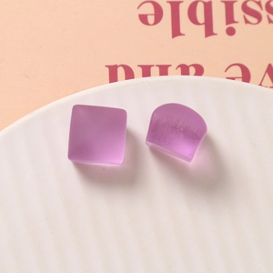 Détail de carrés en résine dépolie violette 15mm et breloques en D pour bijoux DIY