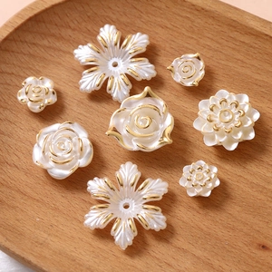 Accessoires de fleurs en perles artificielles blanc crème avec bords dorés
