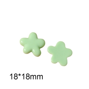 Detailansicht hellgrüner Blumenanhänger aus Harz für DIY mit 18x18mm Größenangabe