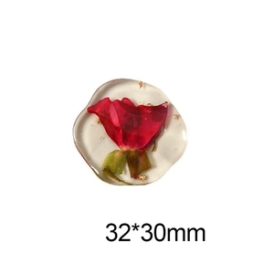 Détail macro du breloque en résine avec pétales de rose rouge et feuille d'or pour bijoux