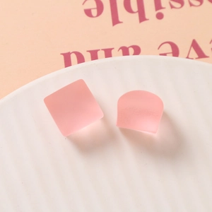 Vue macro de breloques en résine mate rose 15mm pour la création de bijoux DIY