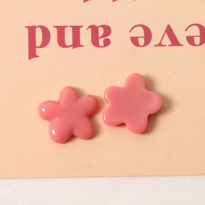 Nahaufnahme von rosa Harzblumenanhängern für DIY-Schmuck und Haar-Accessoires