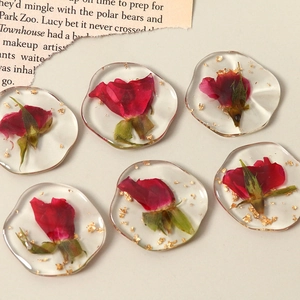 Détails des breloques en résine avec roses rouges séchées et feuilles d'or pour bijoux