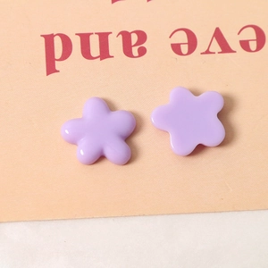 Niedliche hellviolette Harz-Blumenanhänger für DIY-Schmuck und Haar-Accessoires