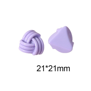 Détail de breloques en résine violette, formes nœud et triangle, dimensions 21x21mm