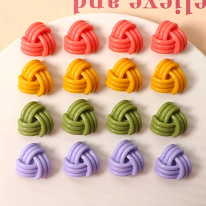 Perles artisanales triangulaires en résine aux couleurs macaron et texture tissée