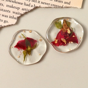 Pendentifs en résine transparente avec boutons de rose rouge et feuille d'or pour bijoux