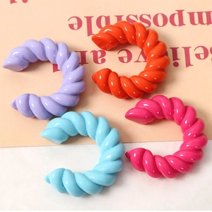 Set di anelli a C intrecciati in resina colorata viola, arancio, blu e rosa acceso